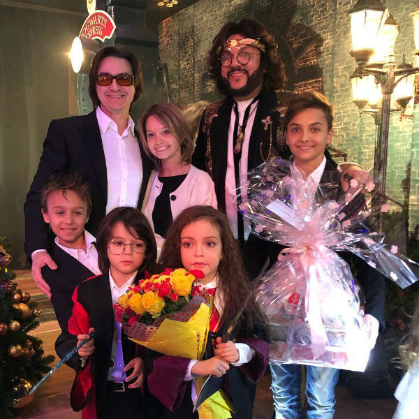 Сергей Филин с детьми на празднике Аллы-Виктории