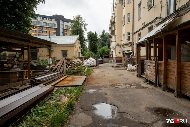 Так выглядит задний двор медицинского центра, здесь тоже видны следы стройки&nbsp;— владелец клиники пристраивал этаж к дому-«сталинке» | Источник: Александр Куренной / 76.RU