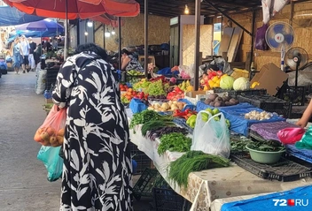Зелень покупают тут тоннами. Смотрите, у продавца практически пустой прилавок | Источник: читатель 72.RU