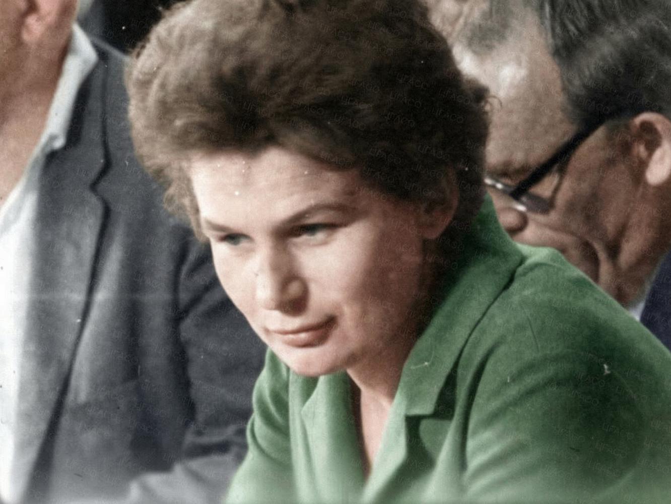 26-летняя Валентина&nbsp;Терешкова на пресс-конференции. Июнь 1963 года