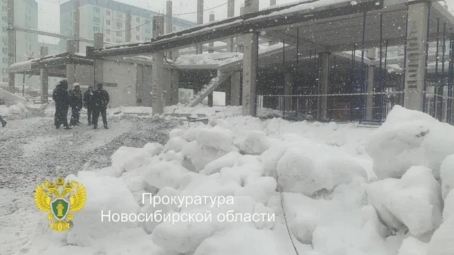 Рабочие должны были демонтировать стойки, которые держали конструкции | Источник: прокуратура Новосибирской области