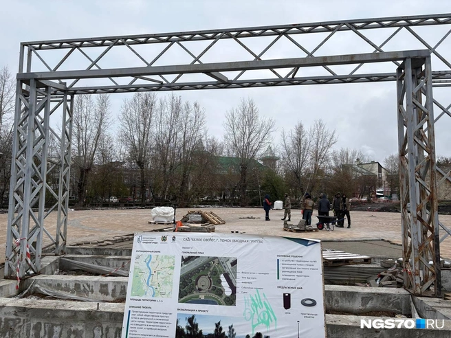 Работники почти уложили плитку на входной группе | Источник: Мария Лобанова / NGS70.RU