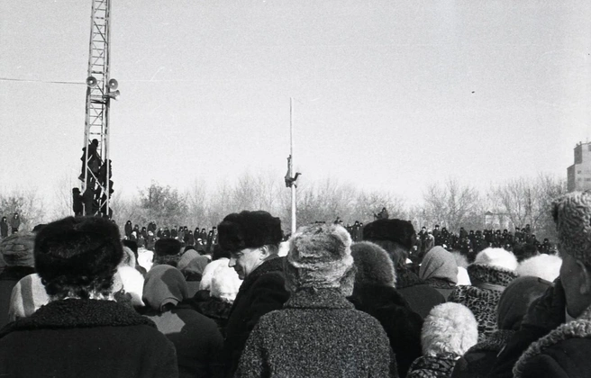 А этот смельчак, похоже, нашел оригинальный способ, как слезть со столба  | Источник: Георгий Фролов, «Старые фотографии старого Кировска г. Омска» / Ok.ru