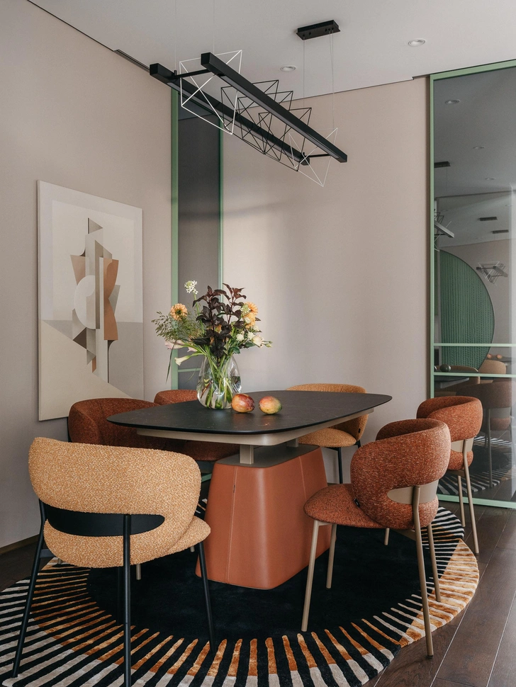 Стол и стулья, ТОК. Светильник, Loft Concept. Перегородки, «Волховец». | Источник: Анастасия Кобелева 