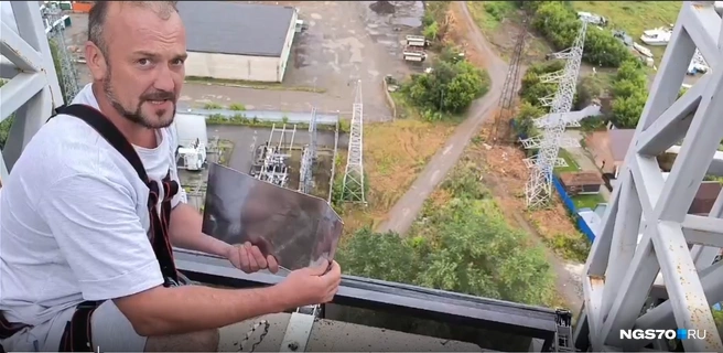 Жители своими силами решают проблему с зазором по всему периметру крыши, из-за которого в дом попадает дождевая вода  | Источник: предоставлено Марией Щербаковой-Санду