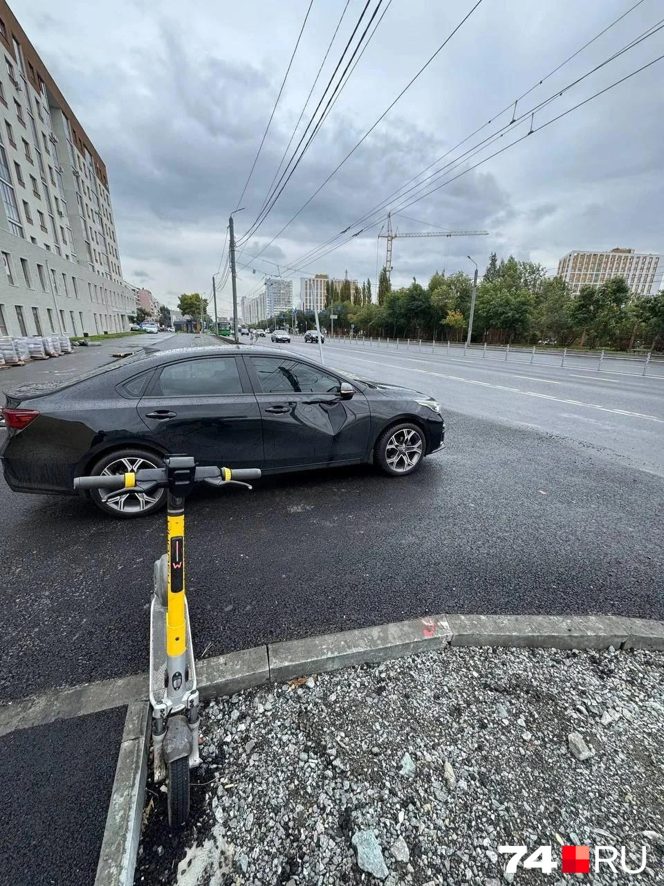 Во втором ДТП Hyundai получил заметную вмятину, состояние самокатчика неизвестно. Это проезд с обратной стороны застраиваемого участка, у дома № 98 | Источник: читатель 74.RU