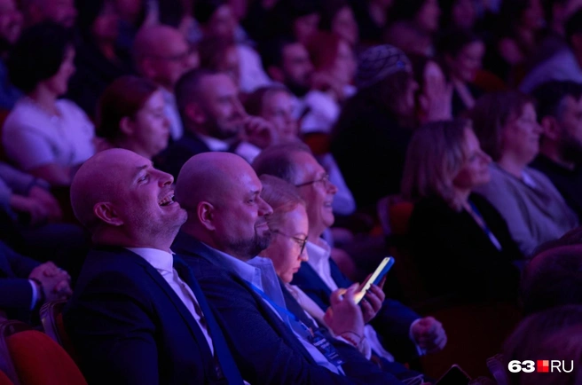 Ведущим удалось развеселить министра Павла Финка | Источник: Роман Данилкин / 63.RU