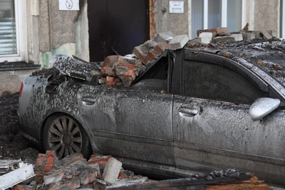 Стена рухнула на автомобили в Новосибирске