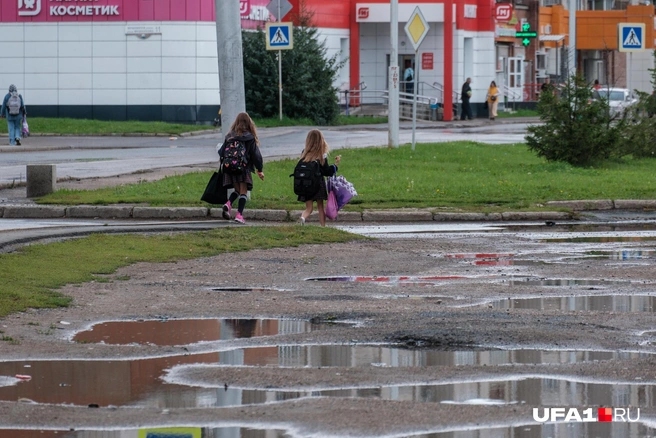В Инорсе очень много луж | Источник: Булат Салихов / UFA1.RU