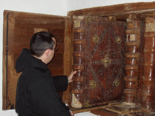 Фолианты XVI века в библиотеке испанского монастыря Юсо. | Источник: Cenobio, CC BY-SA 4.0, via Wikimedia Commons