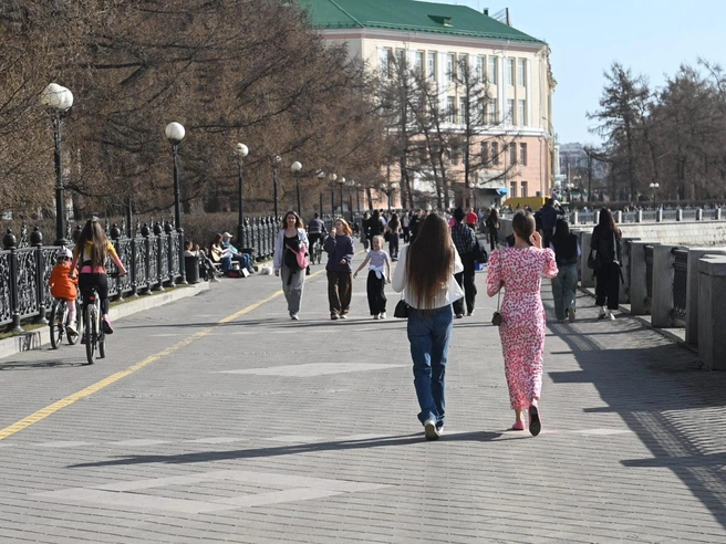 Горожане сменили теплую одежду на летнюю. | Источник: Дмитрий Емельянов / E1.RU