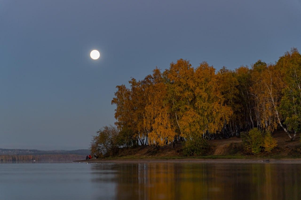 Сентябрьское полнолуние сняли в небе над Иркутском. Фото, от которых захватывает дух