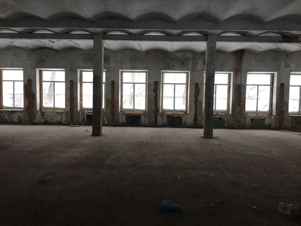 Внутри царит разруха. Предположительно, ремонта тут не было с момента постройки здания | Источник: организаторы аукциона