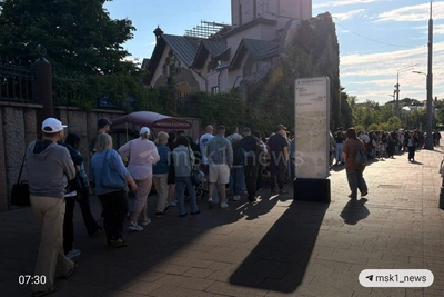 Москвичи заняли весь тротуар у зоопарка ради бесплатного входа