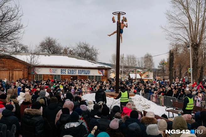 Куда же без масленичного столба&nbsp;— это самая интересная и странная забава. Победители вы, конечно, красавчики! | Источник: Максим Серков / NGS42.RU 