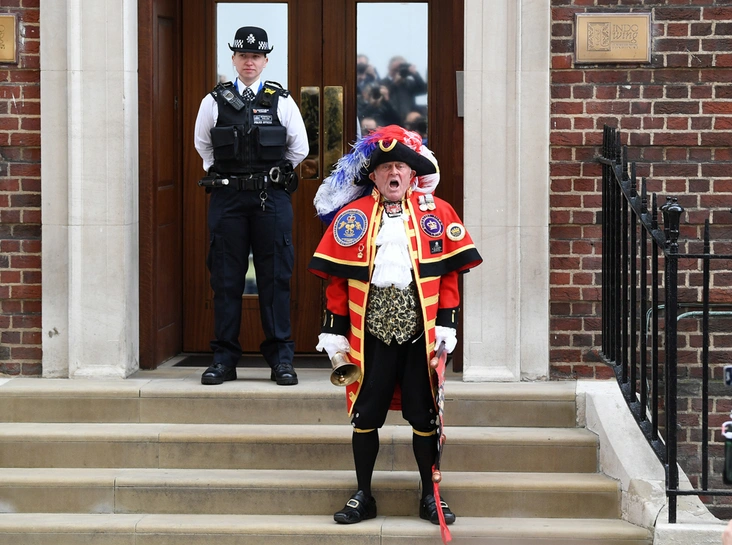 Городской глашатай Тони Эпплтон объявляет о рождении третьего ребенка герцогов Кембриджских