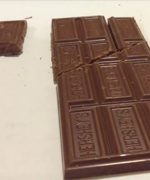 Классический фокус: разрезать шоколадку и сложить обратно так, чтоб остался лишний кусочек (видео)