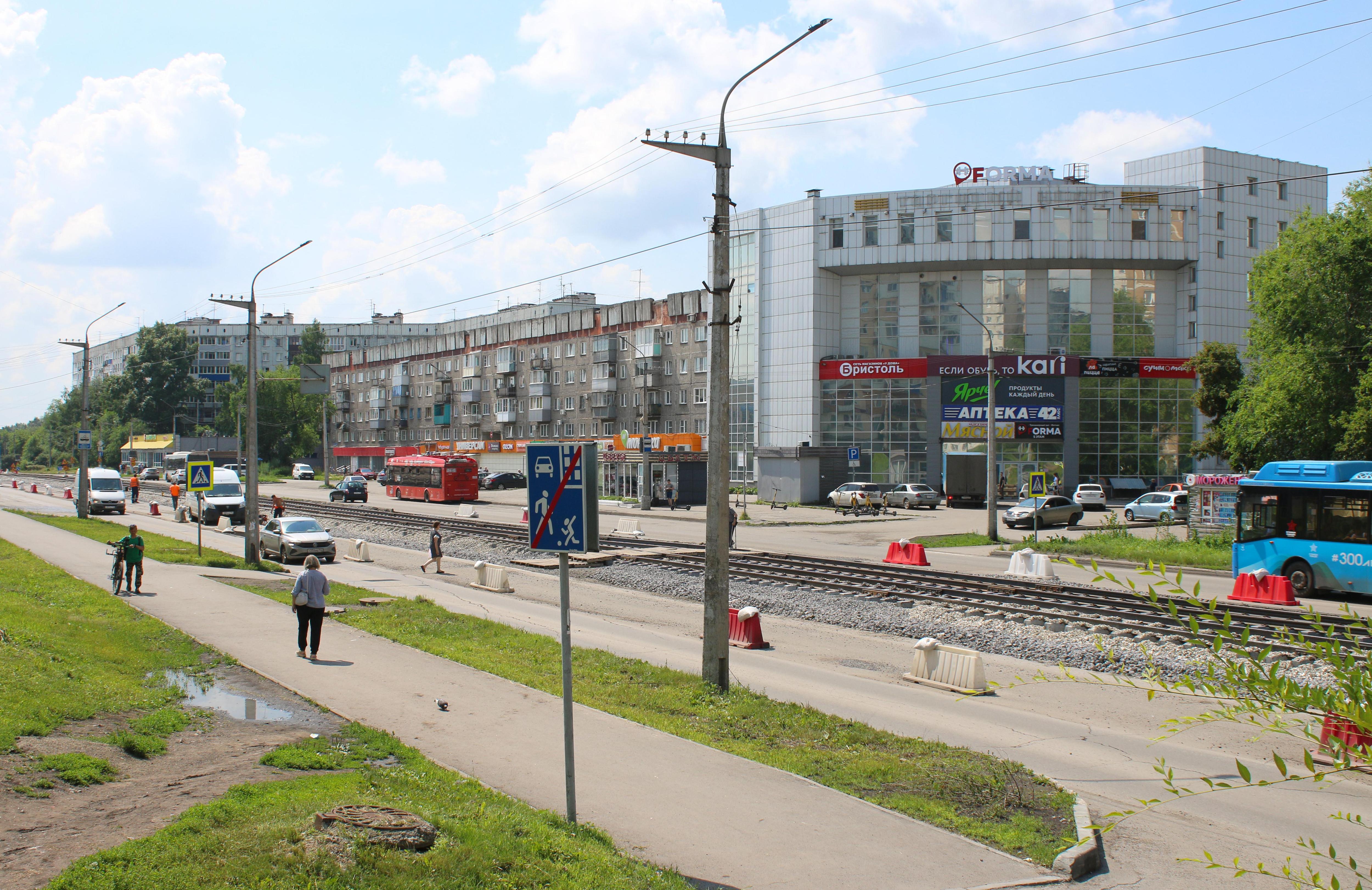 Стену дома с красивым узором на улице Тореза загородила пристройка-ТЦ | Источник: Игорь Епифанцев / NGS42.RU