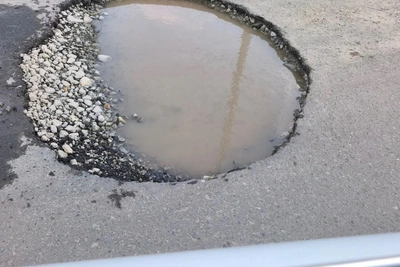 Автомобилисты массово жалуются на затопленный Промышленный проезд