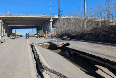 ГАИ указало пути объезда провала на Семафорной