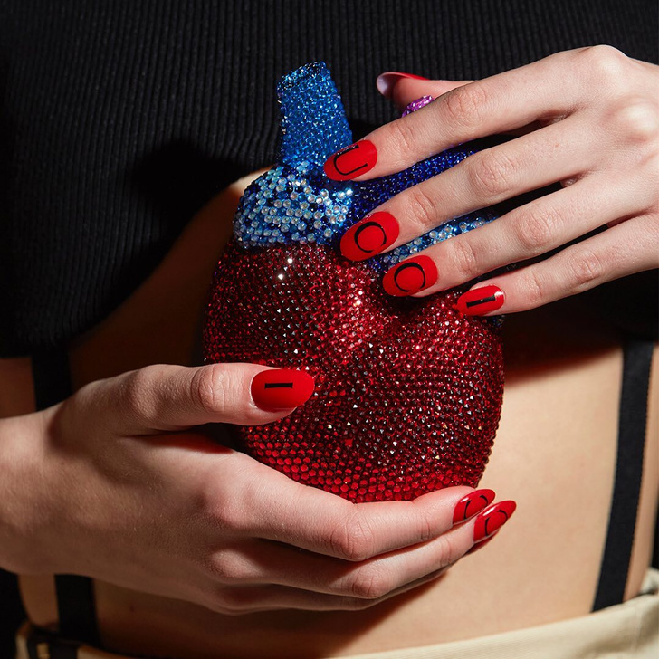Фото №1 - Стикеры для ногтей Gucci: как сделать самый крутой маникюр в домашних условиях