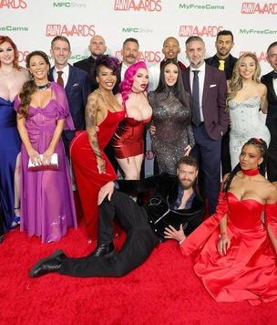 Объявлены победители самой горячей кинопремии для взрослых — AVN Awards 2024