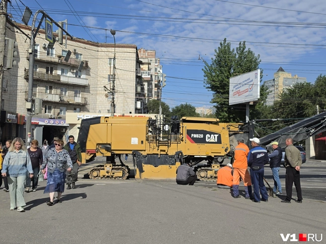 Переходить проспект Ленина надо сегодня с особой осторожностью | Источник: Константин Завриков / V1.RU