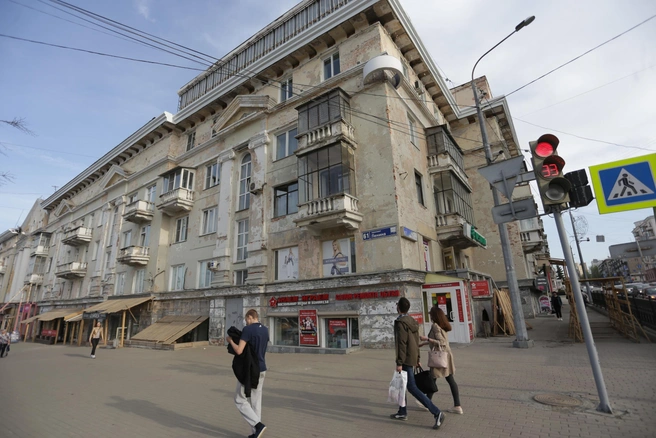 10 лет назад фасад здания на проспекте Ленина, 61 выглядел устрашающе, а балконам с лепниной остекление не помогало: они просто падали | Источник: Пётр Елисеев
