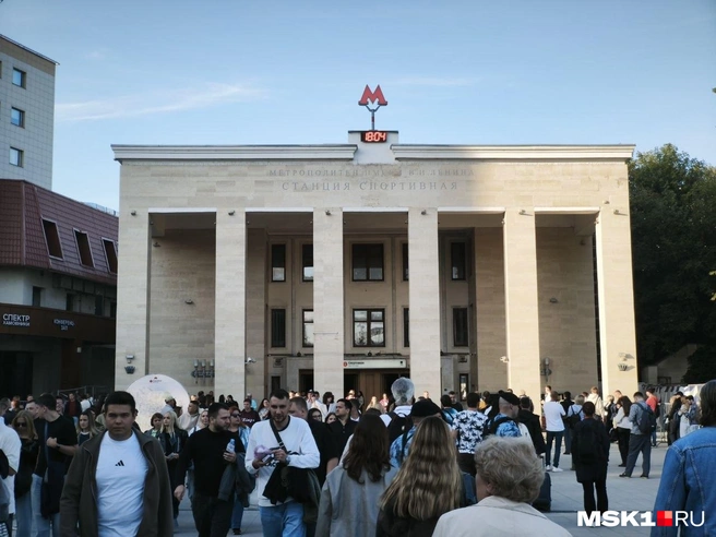 У метро просят пассажиров не задерживаться на выходе | Источник: Михаил Мечев / MSK1.RU