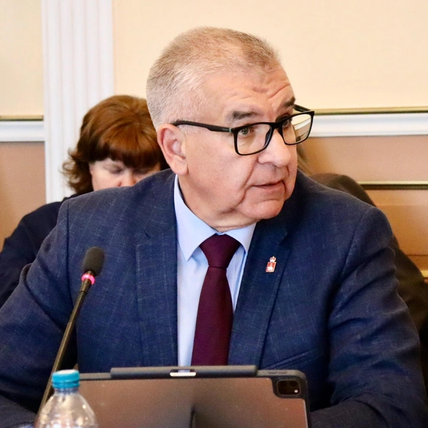 Это фото было сделано полтора месяца назад. На политике нет бороды и очки другие | Источник: Игорь Сапко / Vk.com