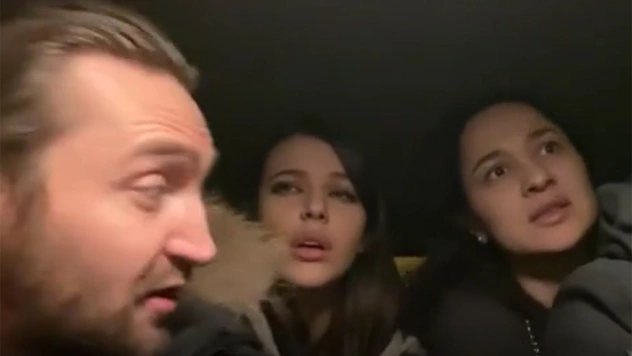 Актеры озвучки снова едут в машине и разговаривают киношными голосами (видео)