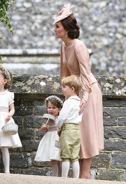 Если на вашей свадьбе нет таких милых пажей, не зовите нас: 13 трогательных кадров принца Джорджа и принцессы Шарлотты