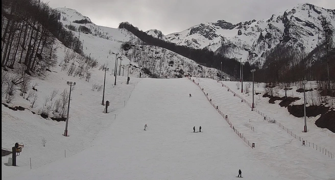 Днем на солнце снег превращается в кашу на трассах | Источник: sochi.camera