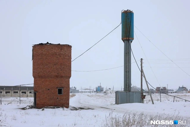 Водонапорная башня, используемая для поения скота. Но ни одной живой коровы в округе не осталось | Источник: Евгений Софийчук / NGS55.RU