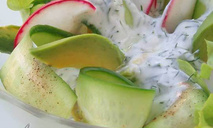 Салат с авокадо, огурцами, и редисом под йогуртовым соусом