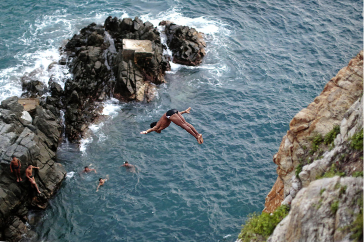 Сальто над пропастью: как в Мексике прыжки ныряльщиков с 35-метровой скалы превратились в шоу для туристов