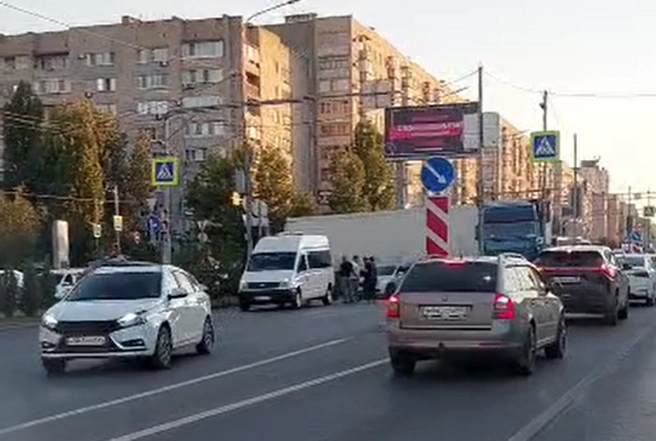 Большегруз полностью перекрыл движение по магистрали в сторону Краснооктябрьского района | Источник: читатели V1.RU