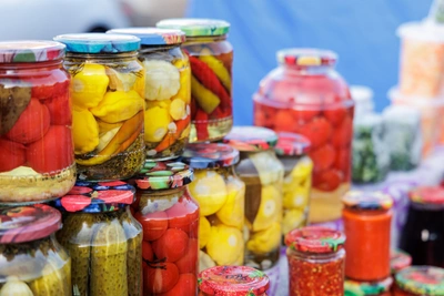 Как избежать отравления домашними соленьями