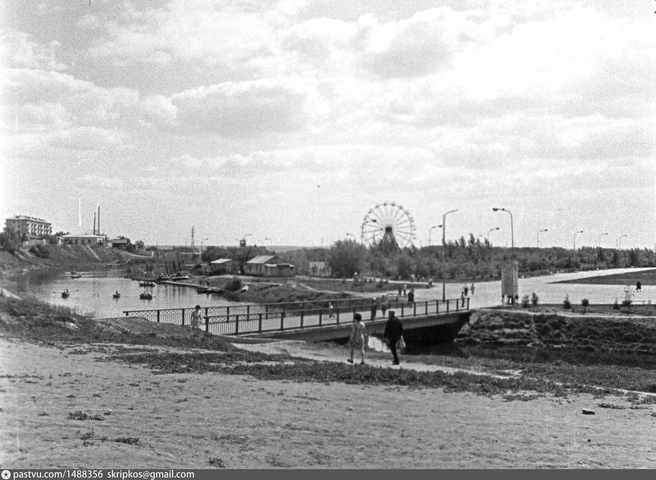 Мост через Битёвку на входе в ЦПКиО, 1974, Россия, Курган | Источник: Старый Курган