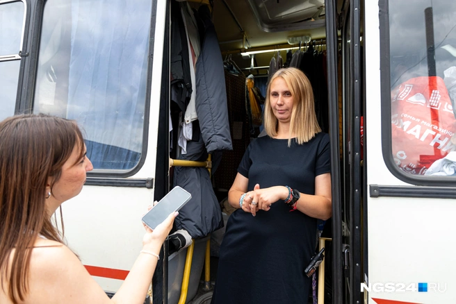 В автобусе есть и брендовая одежда, и бюджетные вещи | Источник: Мария Ленц / NGS24.RU 