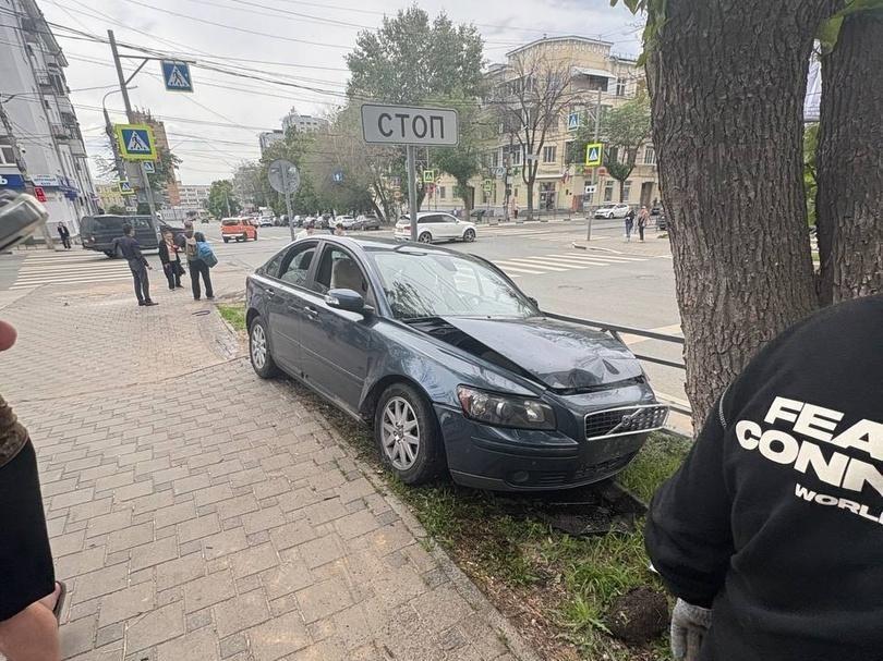 «Мальчишки лет 10-12 от силы»: в Самаре школьники на Volvo устроили ДТП — видео