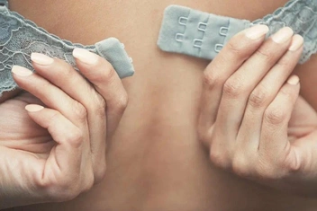 Без бюстгальтера: модный тренд, комфорт или самоутверждение?