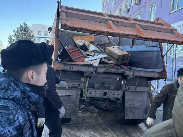 Приставы организовали принудительную очистку захламленного жилья. | Источник: ГУФССП России по Новосибирской области