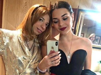 Аделина Сотникова встретила младшую сестру с ребенком из роддома