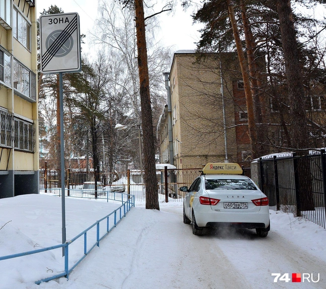 Из-за запрета остановки таксисту пришлось ехать внутри двора, так что эффект от решения спорный | Источник: Артем Краснов