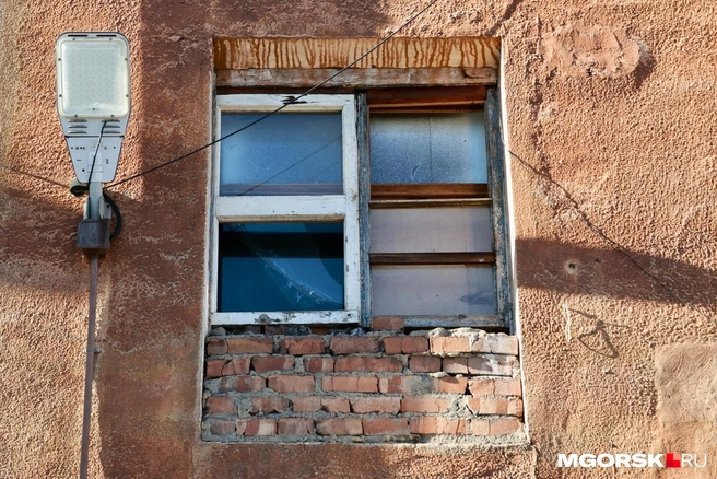 Кое-где проемы частично заложили кирпичами | Источник: Наталья Зайцева / MGORSK.RU