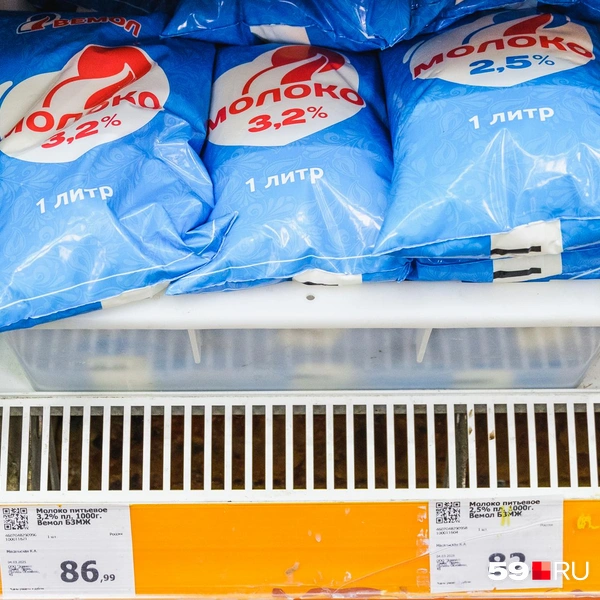 Многие покупатели выбирают молоко в пакетах | Источник: Тимофей Калмаков / 59.RU
