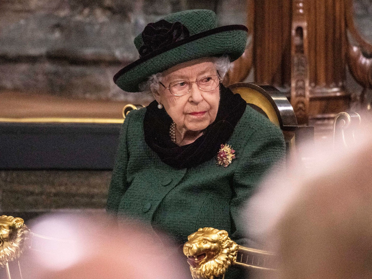 Как Елизавета II переносит смерть мужа спустя год: видео с Королевой, которое невозможно смотреть без слез