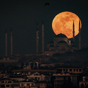 Как прошло «кровавое» лунное затмение 21 января: фото и видео