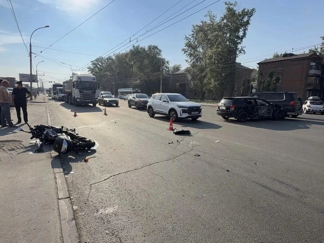После столкновения с мотоциклом автомобиль «Тойота» врезался в другой транспорт | Источник: ГАИ по Новосибирску